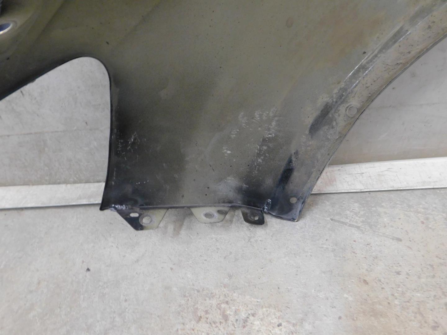 Крыло переднее правое