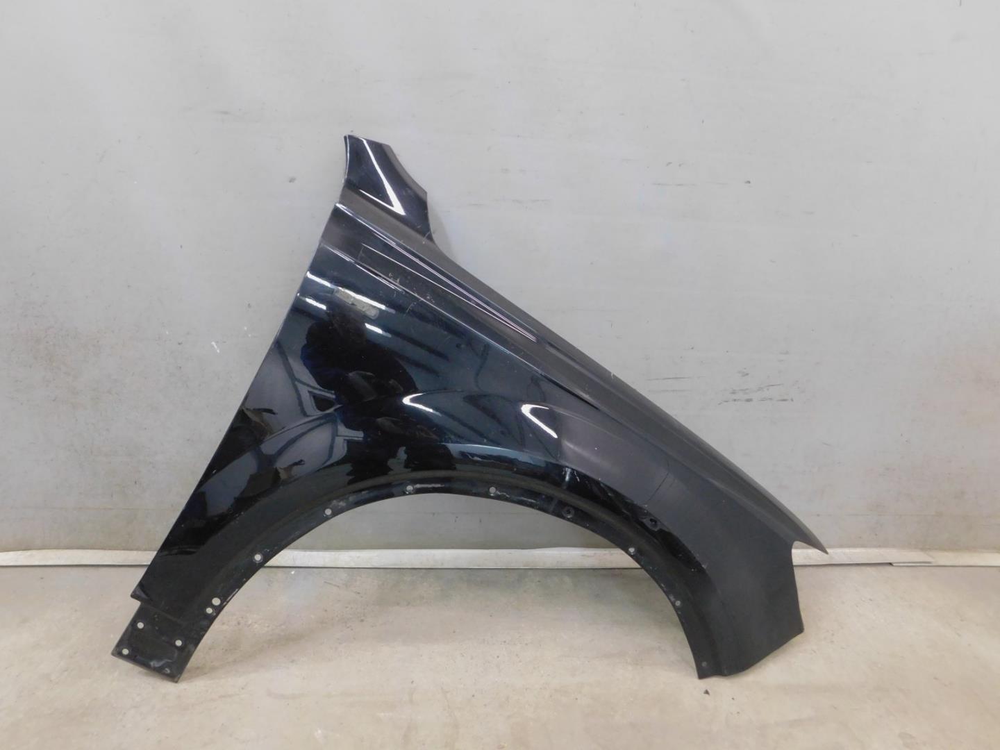 Крыло переднее правое