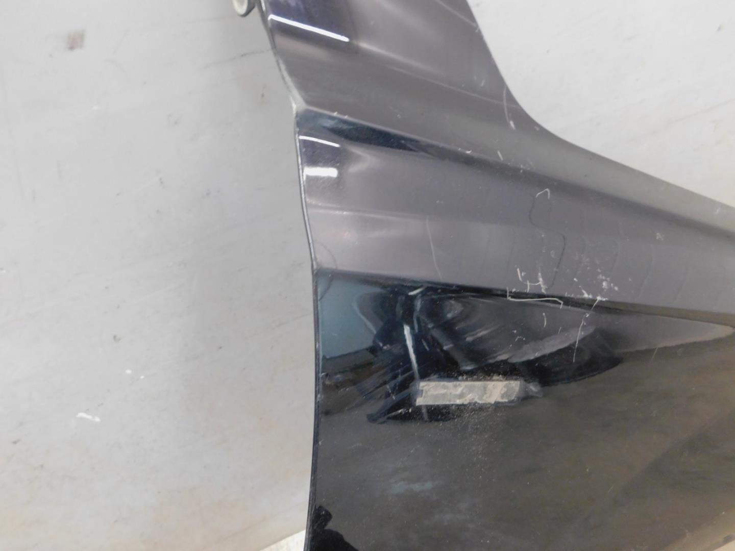 Крыло переднее правое