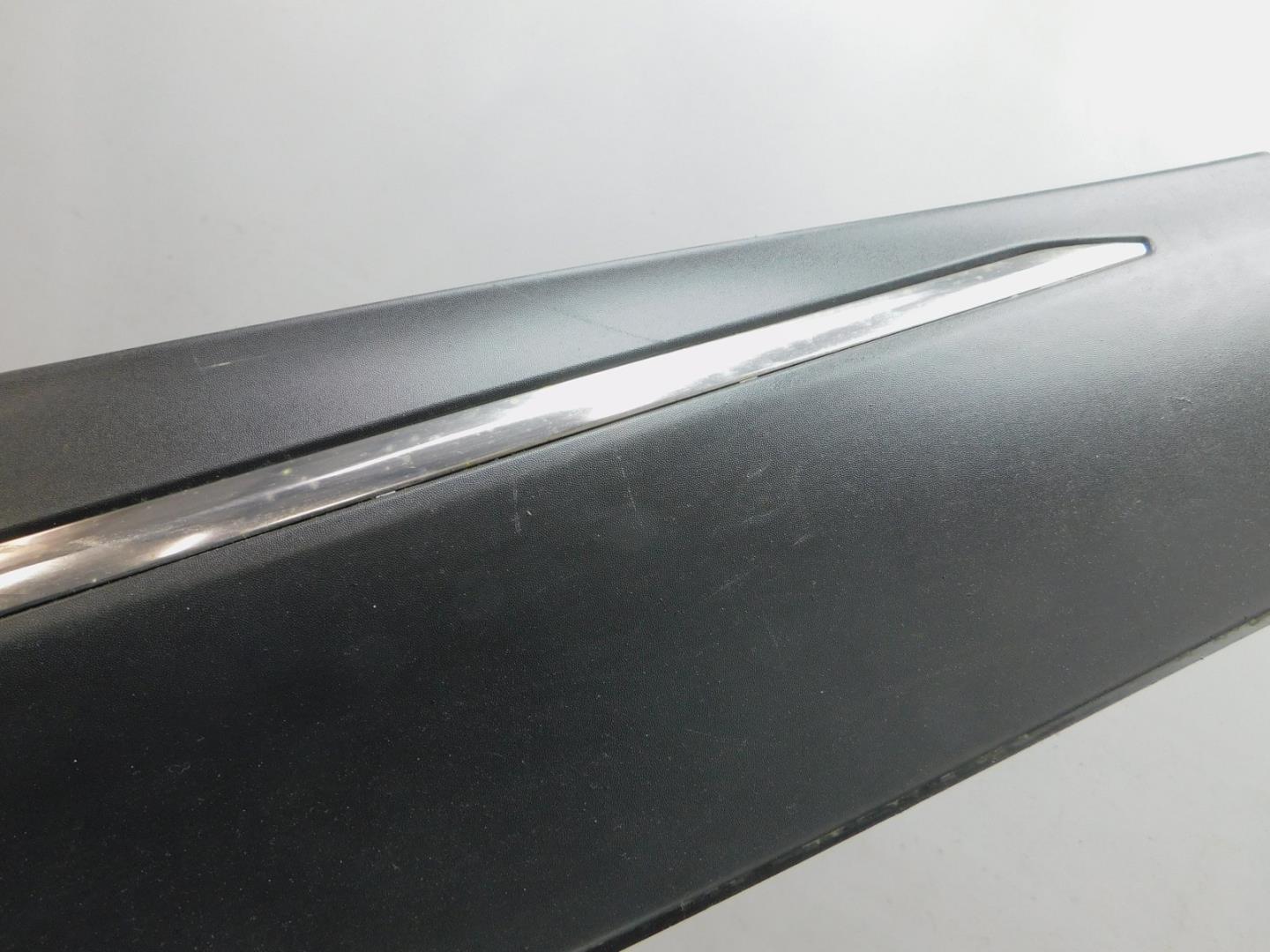 Накладка двери передней правой