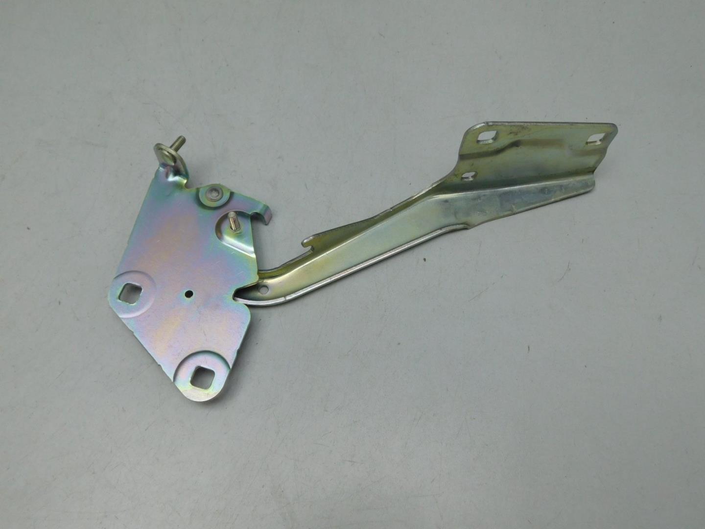 Петля капота левая