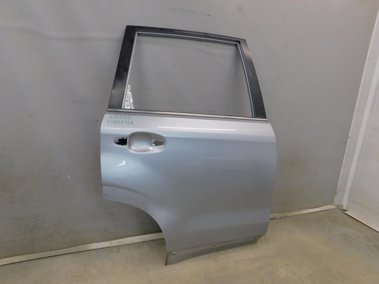 Дверь задняя правая