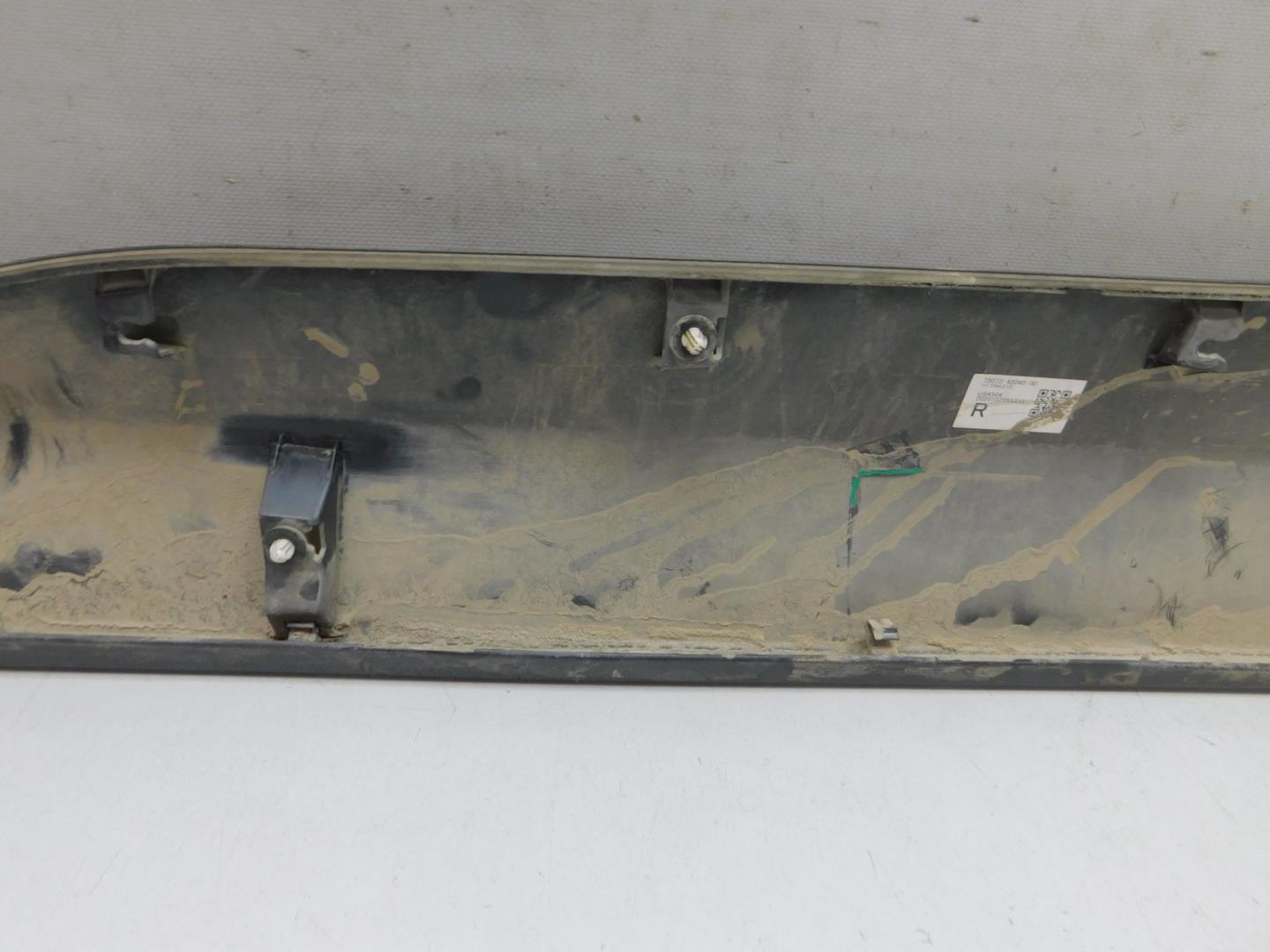 Накладка двери передней правой