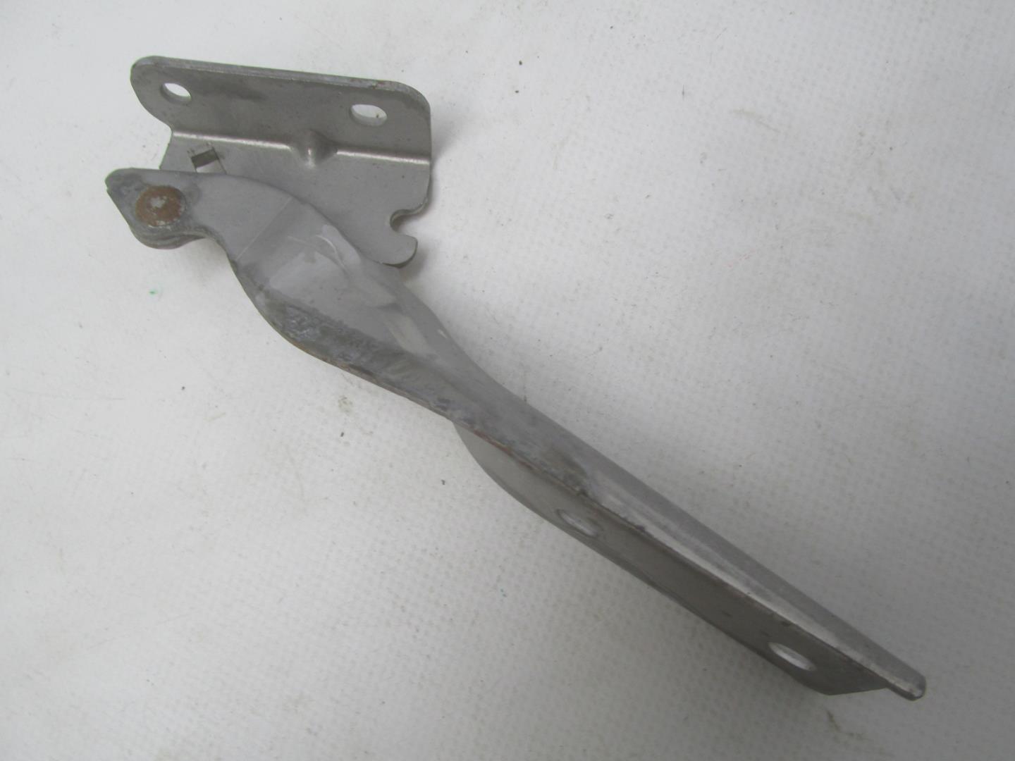 Петля капота левая