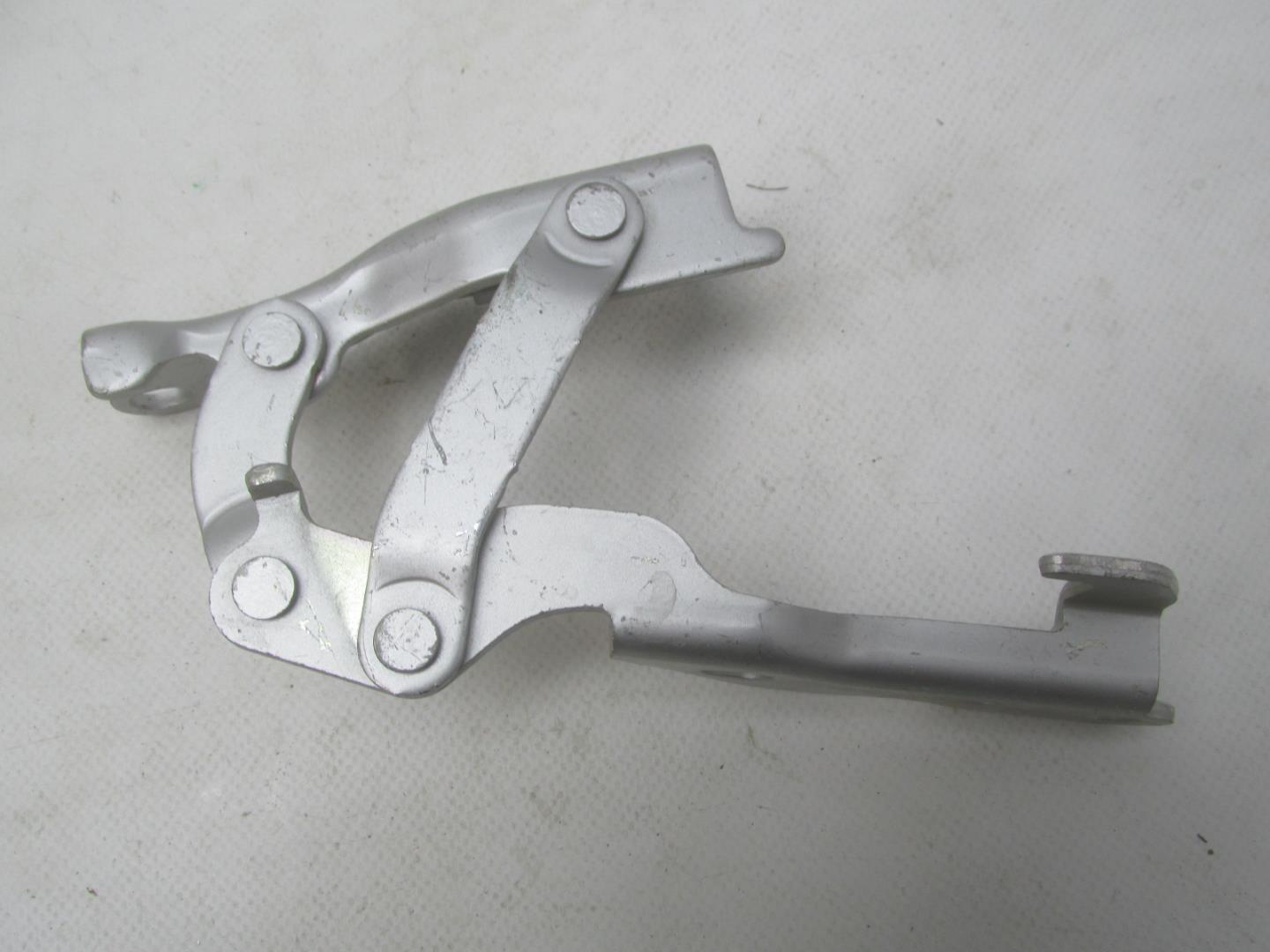 Петля капота левая