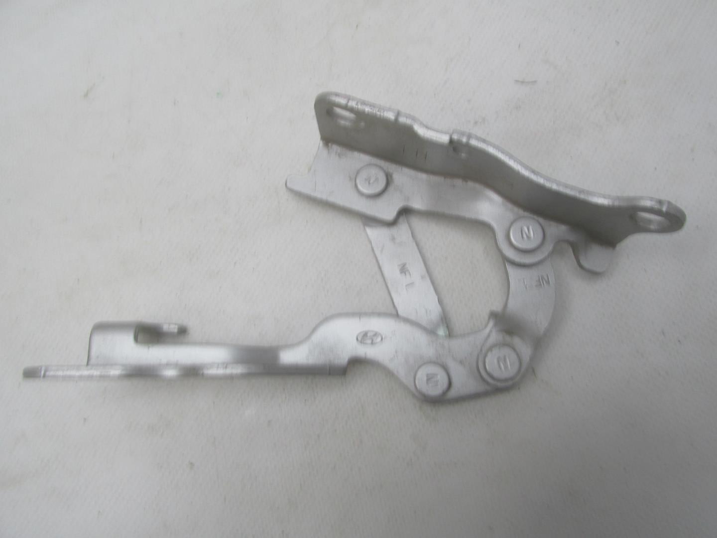 Петля капота левая