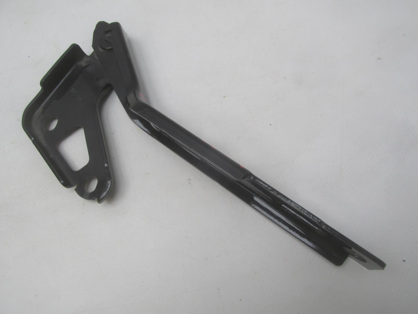 Петля капота левая