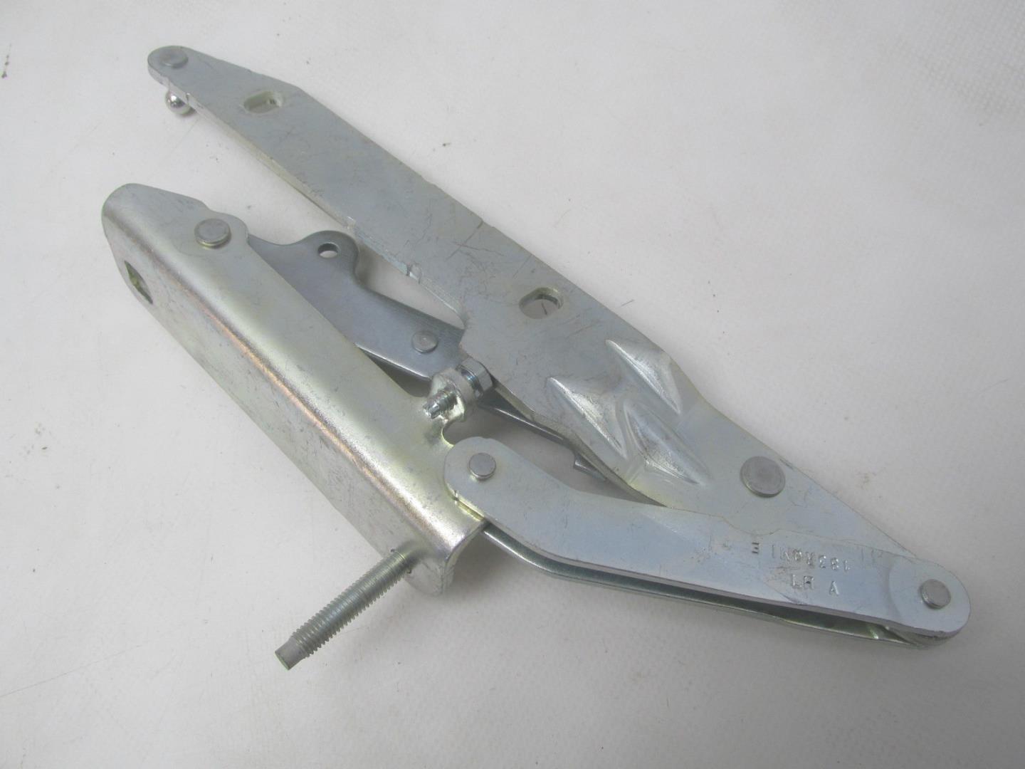 Петля капота левая