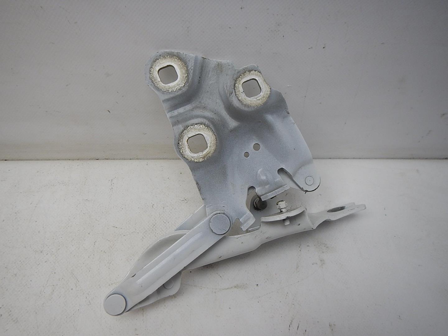 Петля капота левая