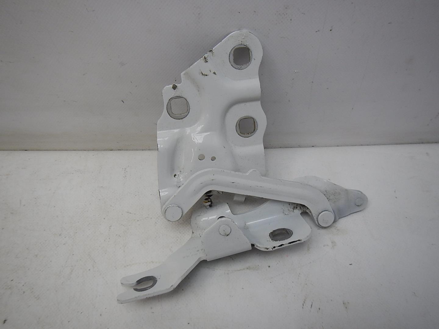 Петля капота левая