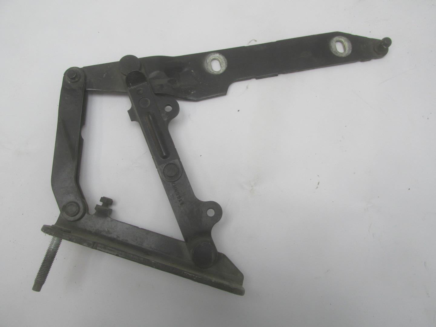 Петля капота левая