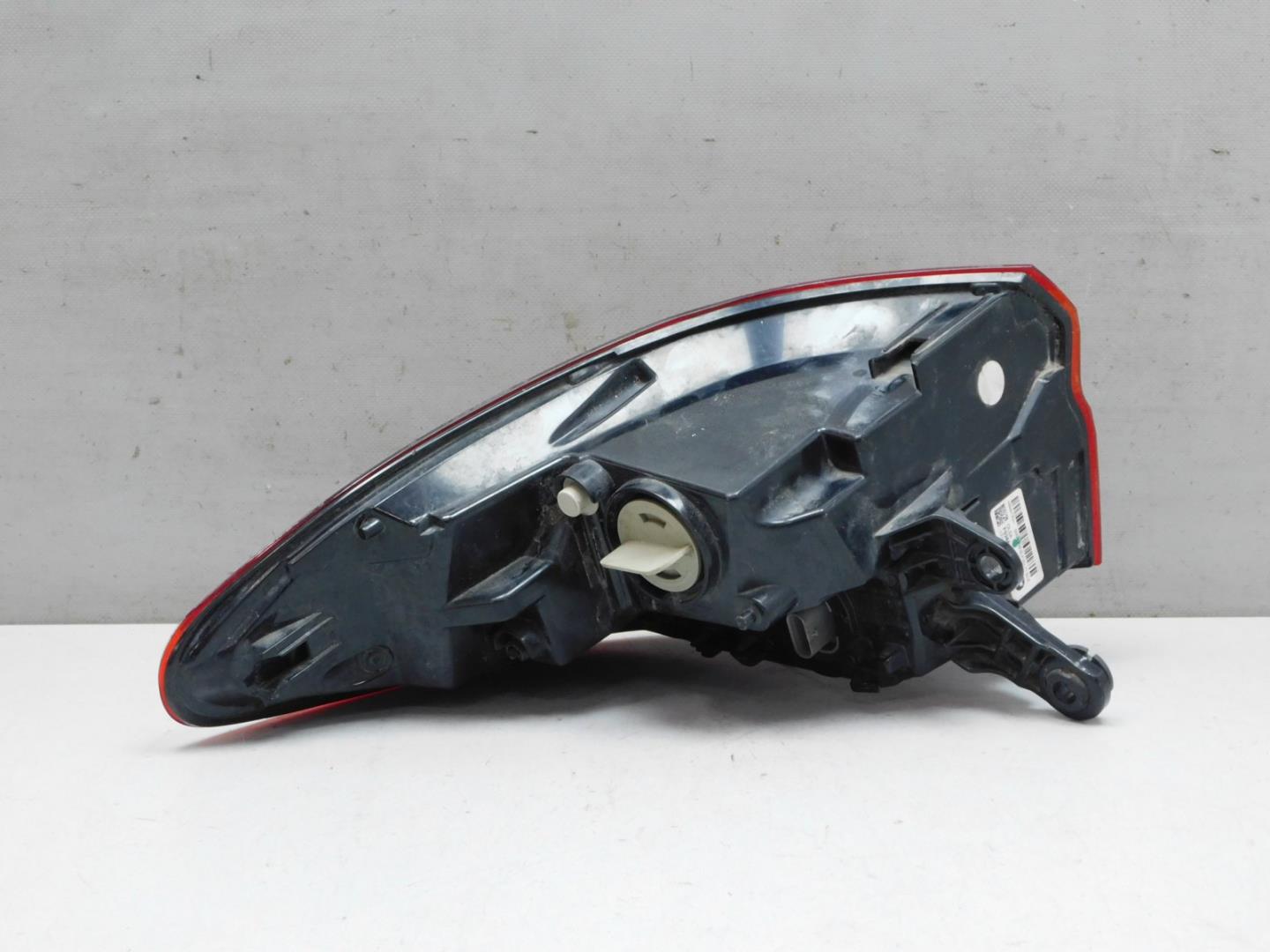 Фонарь задний наружный левый