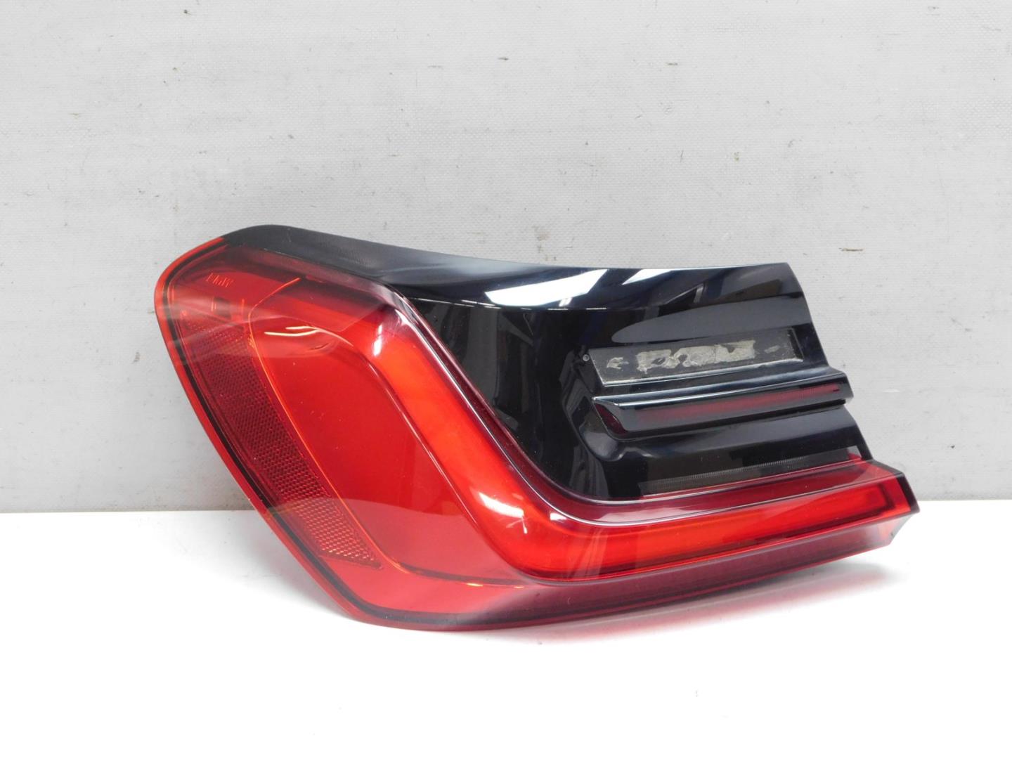 Фонарь задний наружный левый