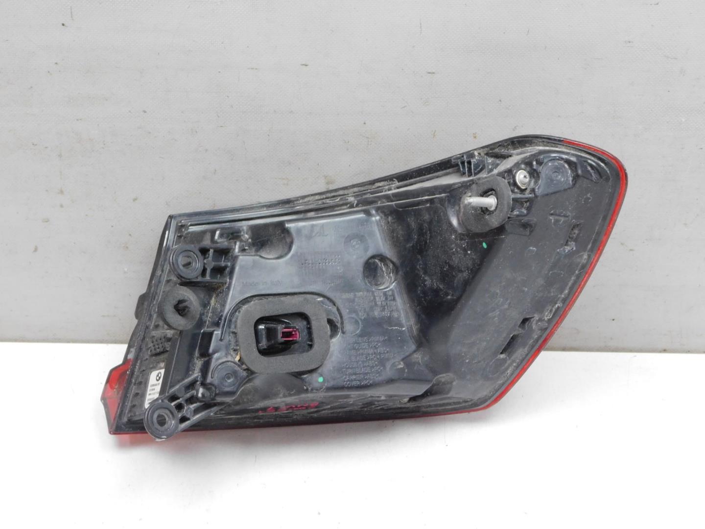 Фонарь задний наружный левый