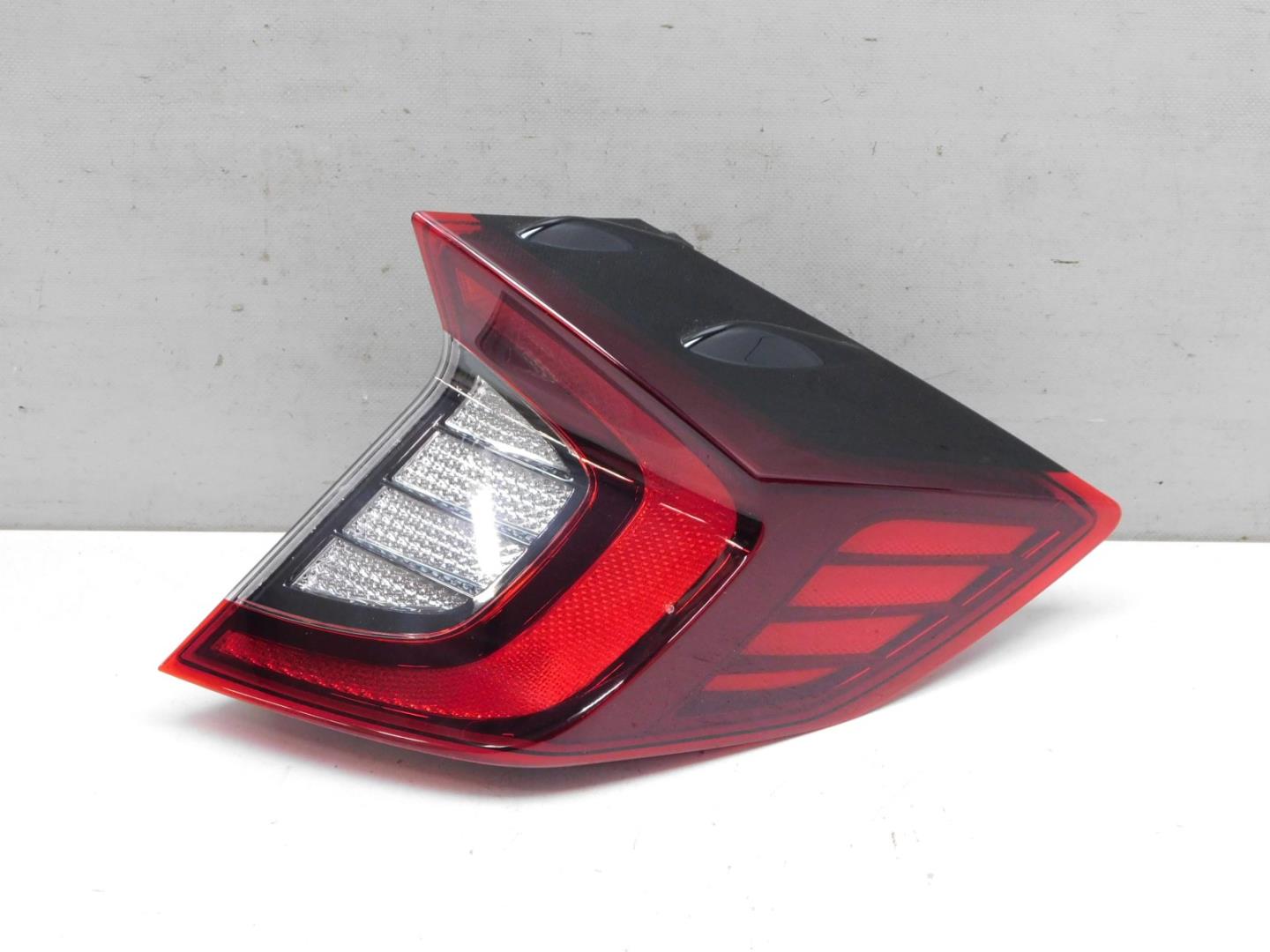 Фонарь задний наружный правый