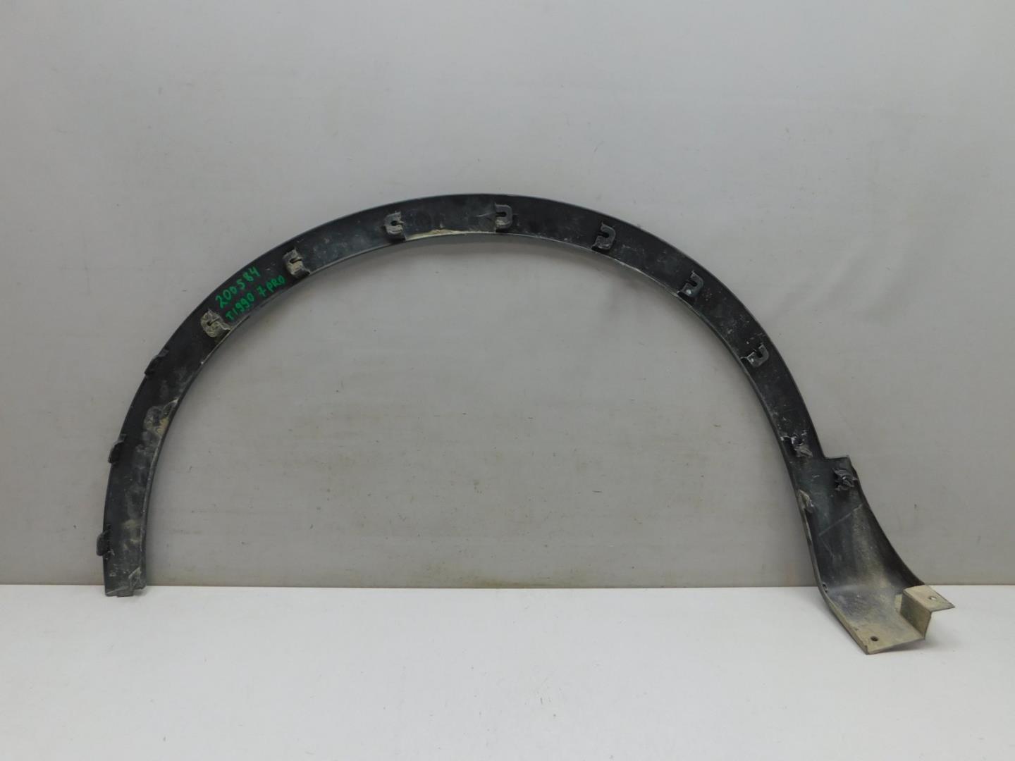 Накладка переднего крыла правого