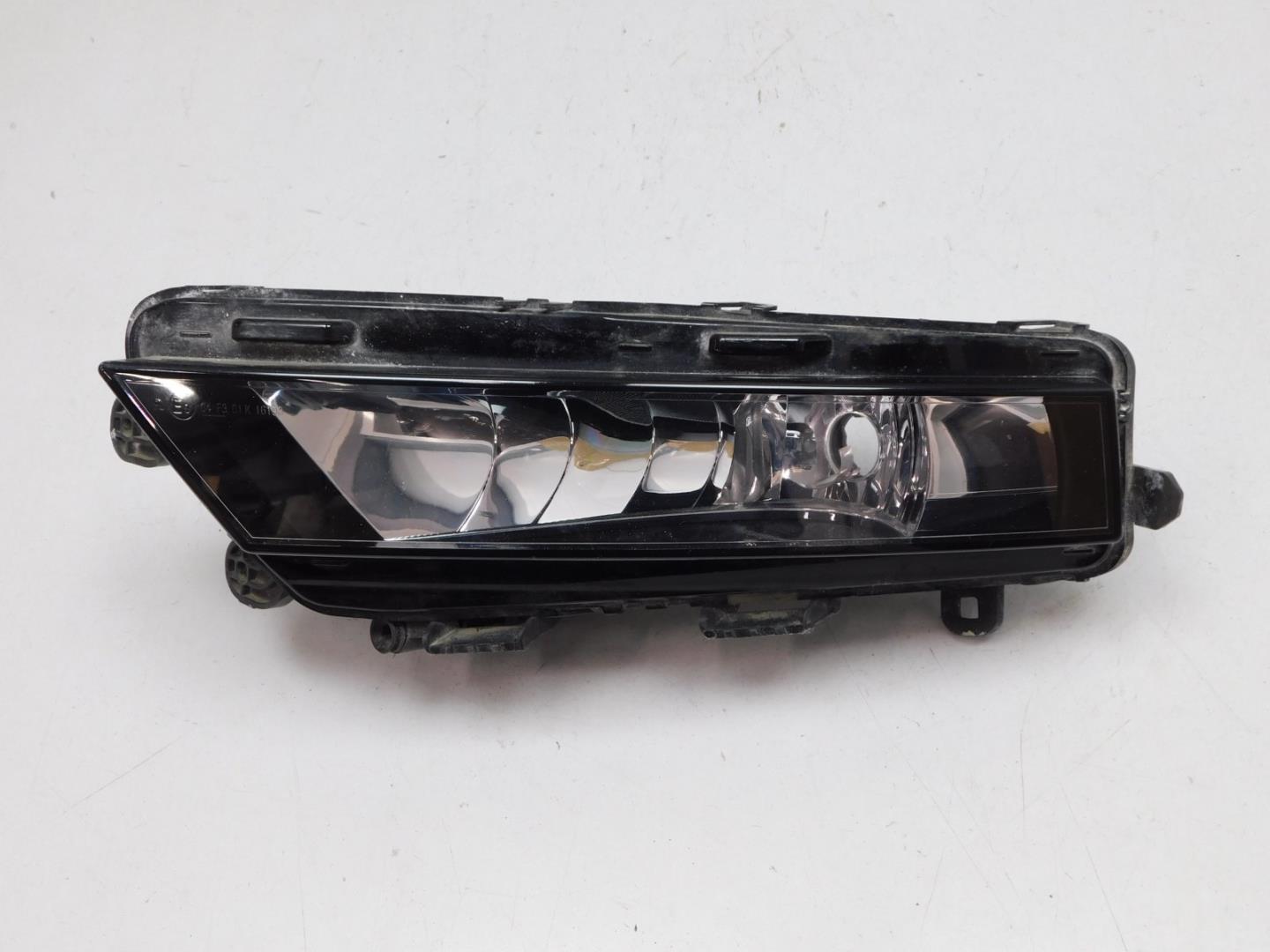 Фара противотуманная левая