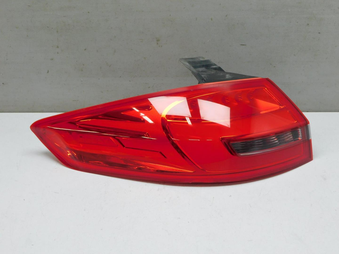 Фонарь задний наружный левый