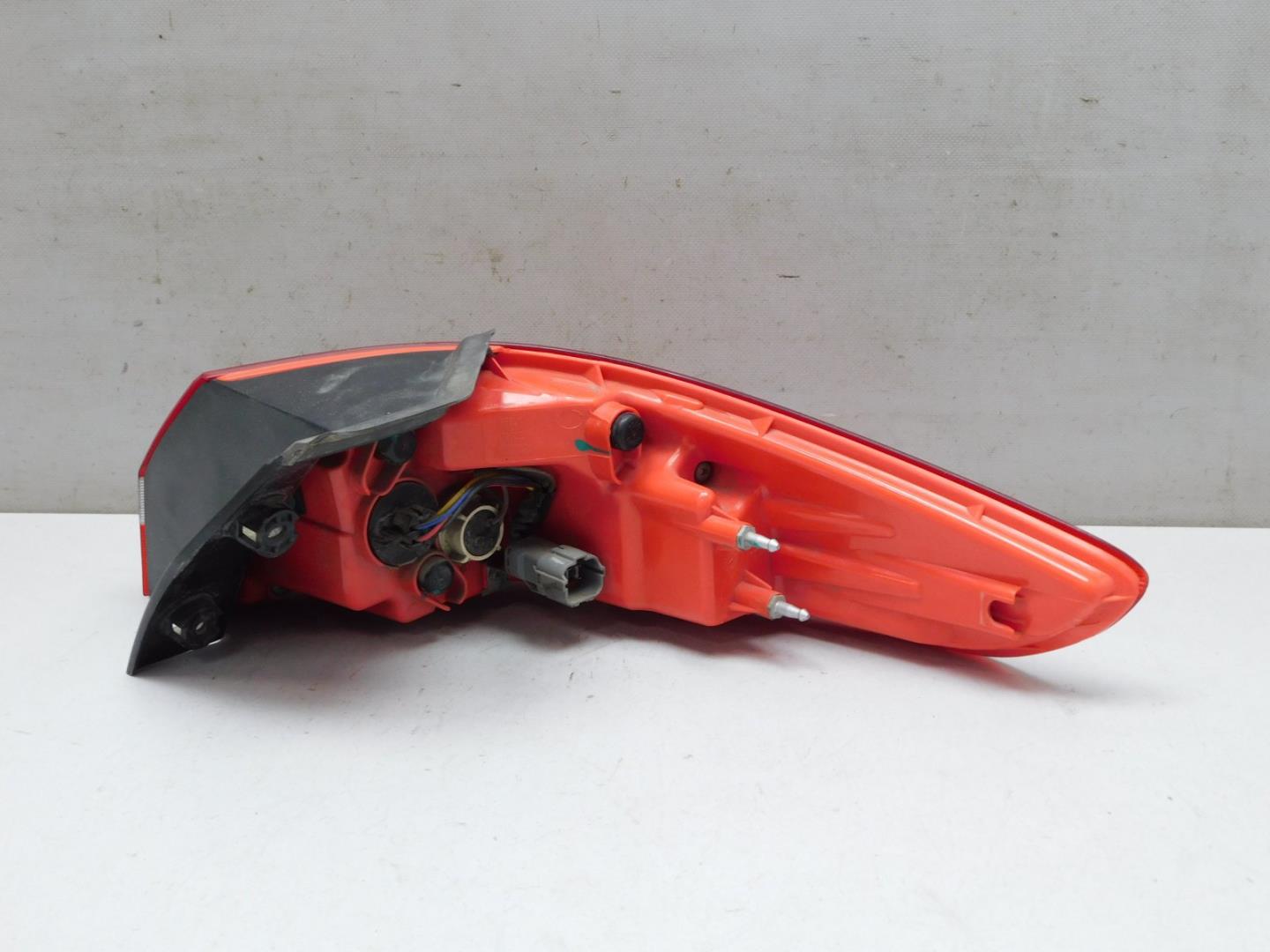 Фонарь задний наружный левый