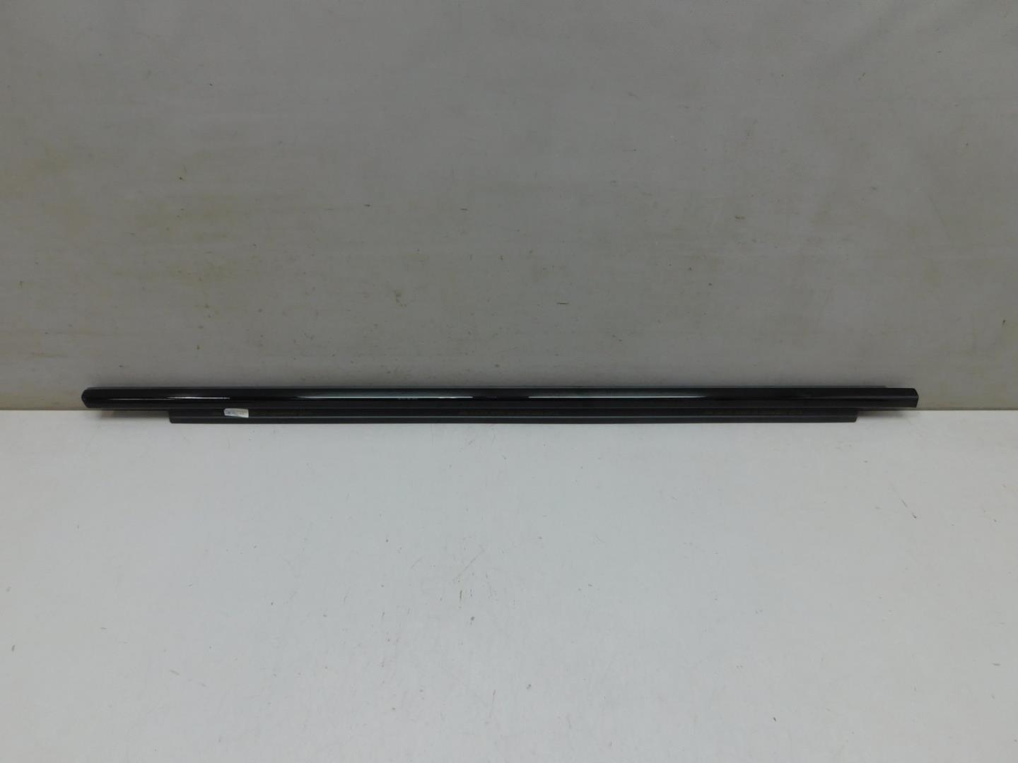 Накладка стекла переднего правого