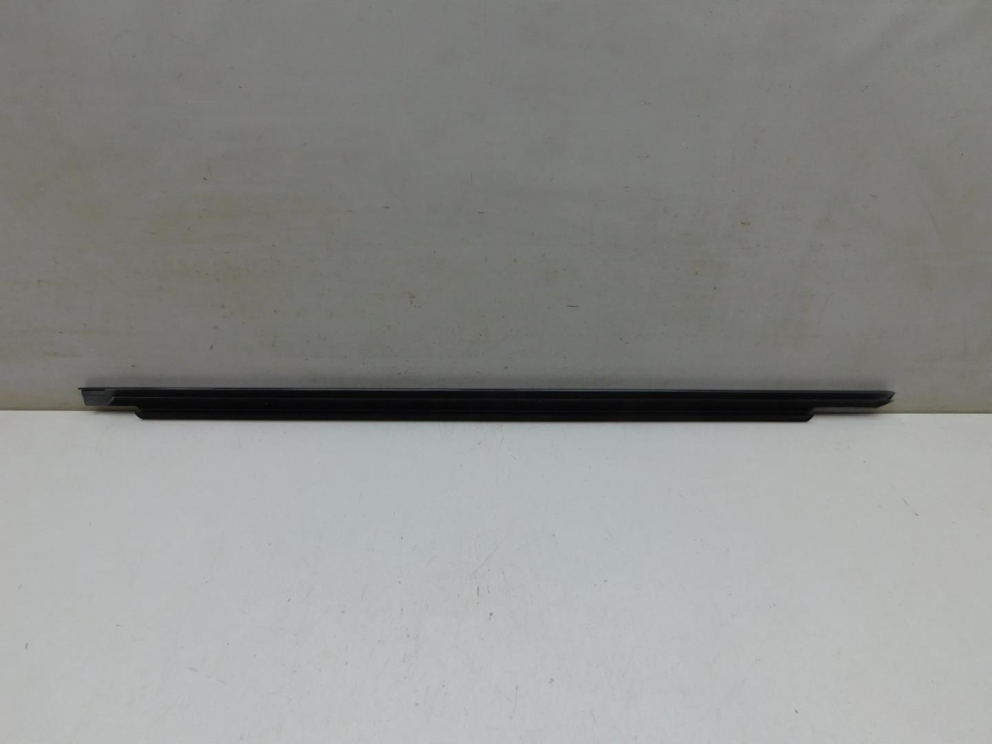 Накладка стекла переднего правого