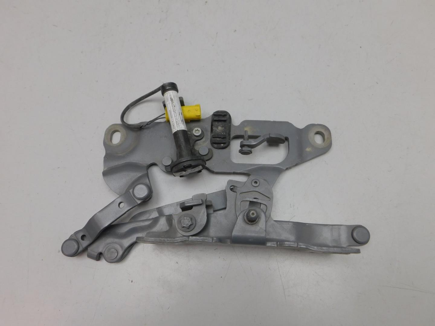 Петля капота правая