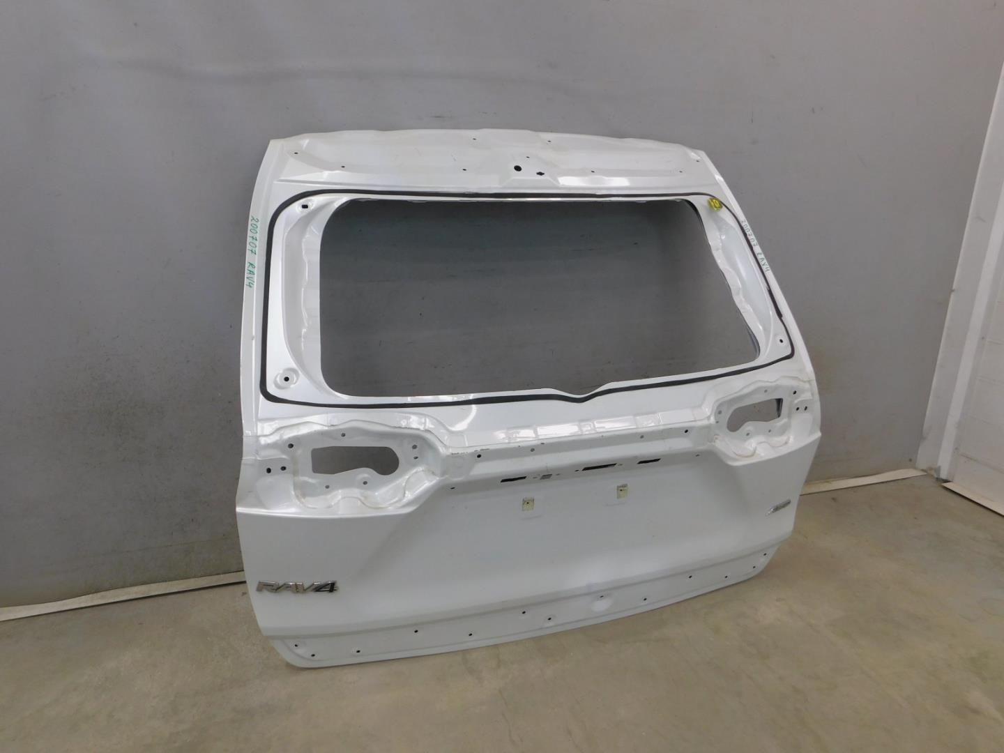 Дверь багажника