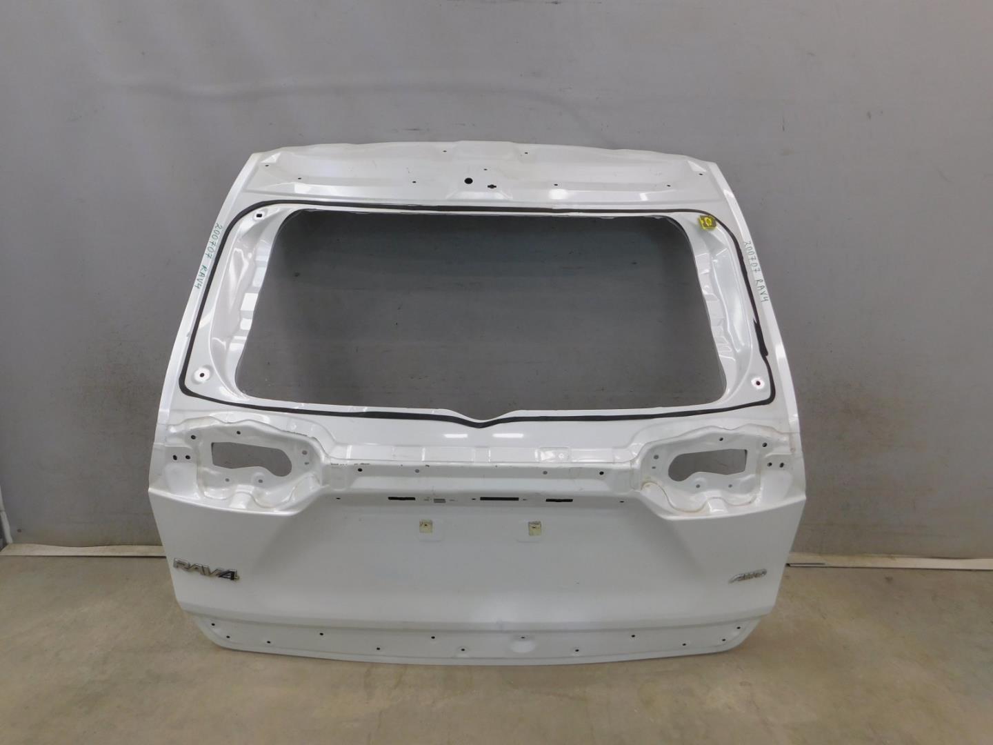 Дверь багажника