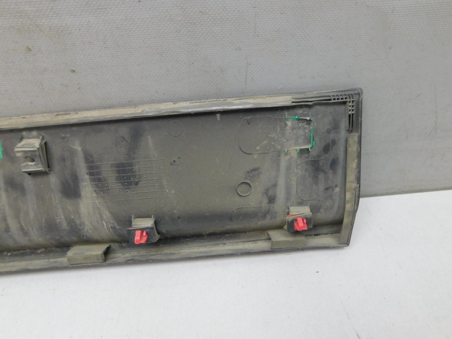 Накладка двери передней правой