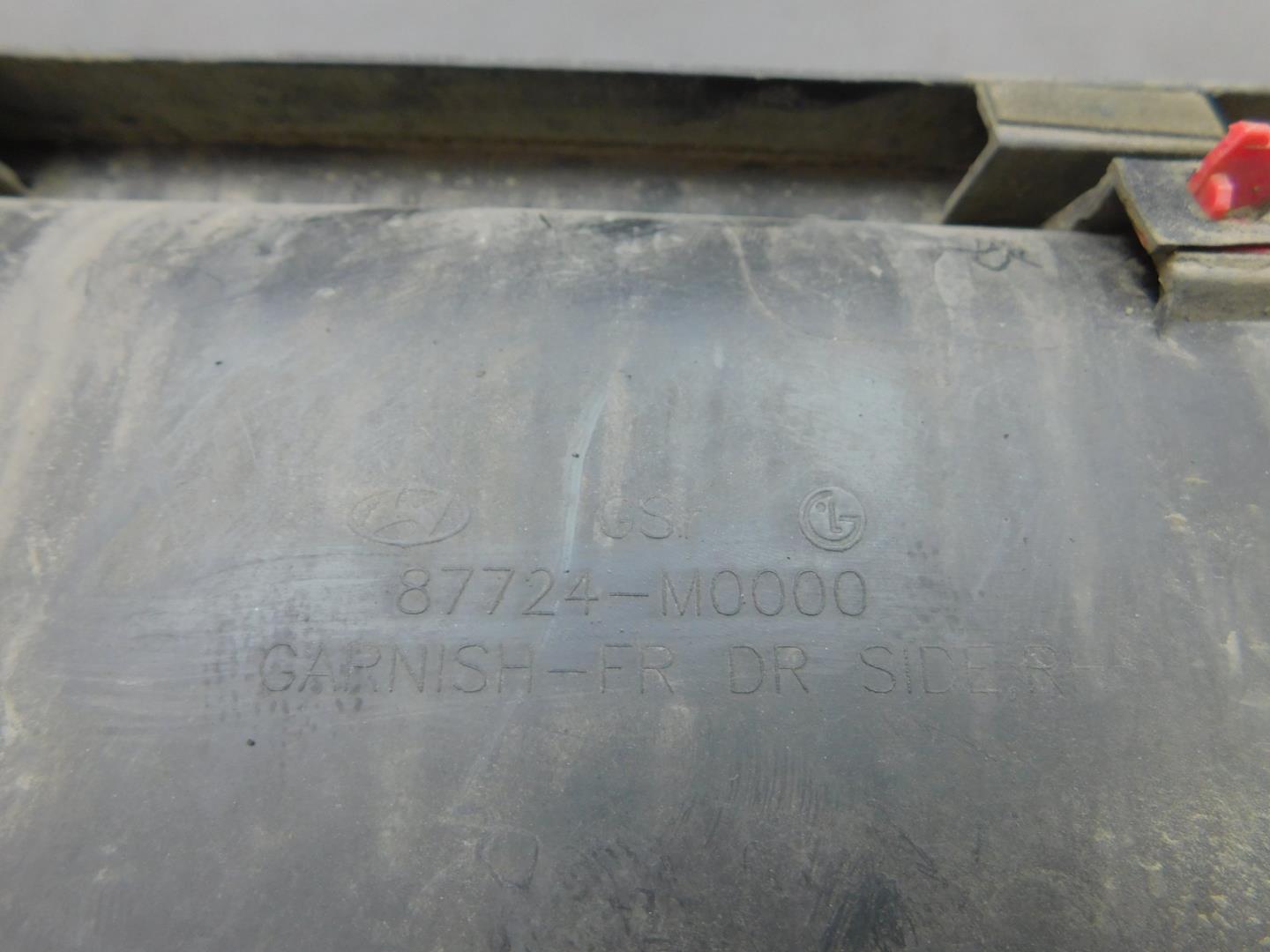 Накладка двери передней правой