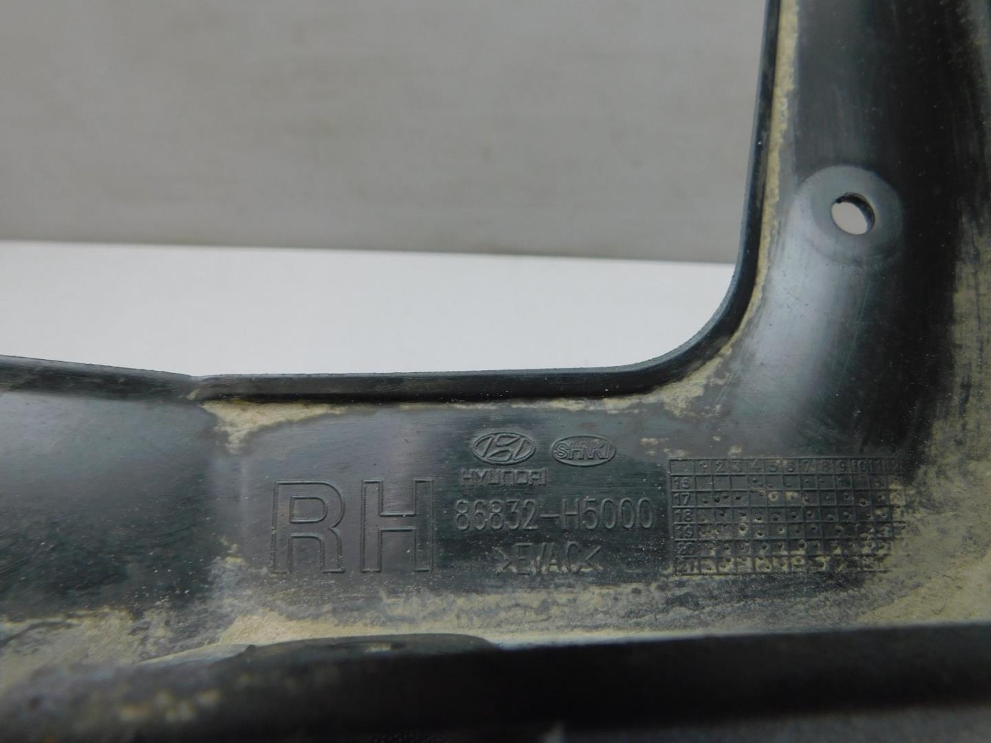 Брызговик передний правый