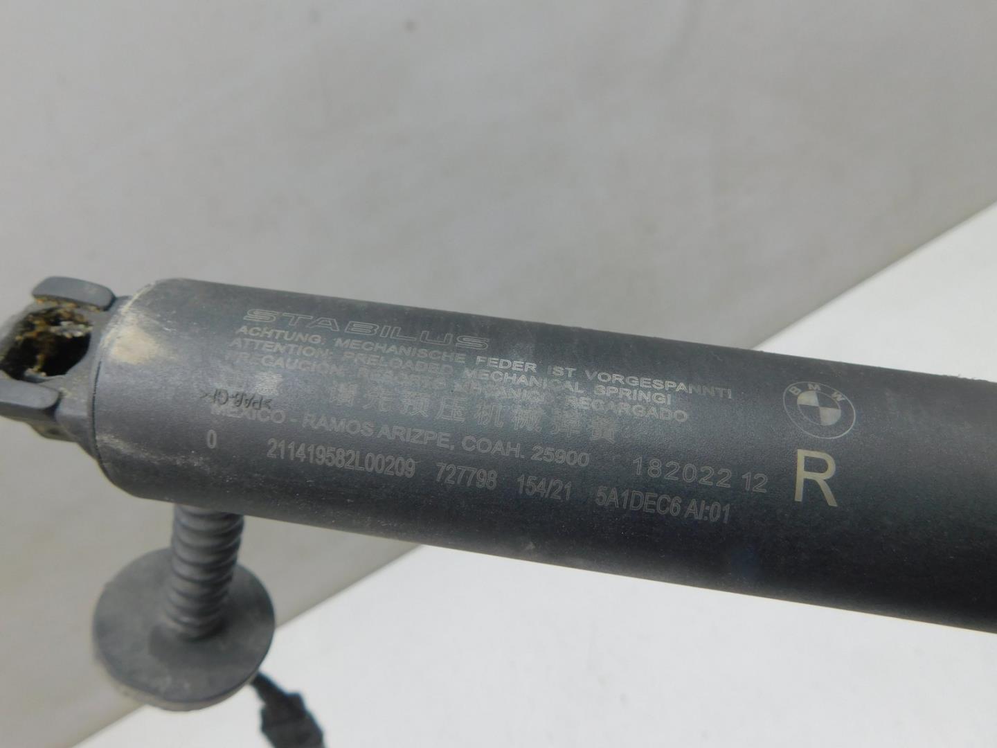 Амортизатор крышки багажника