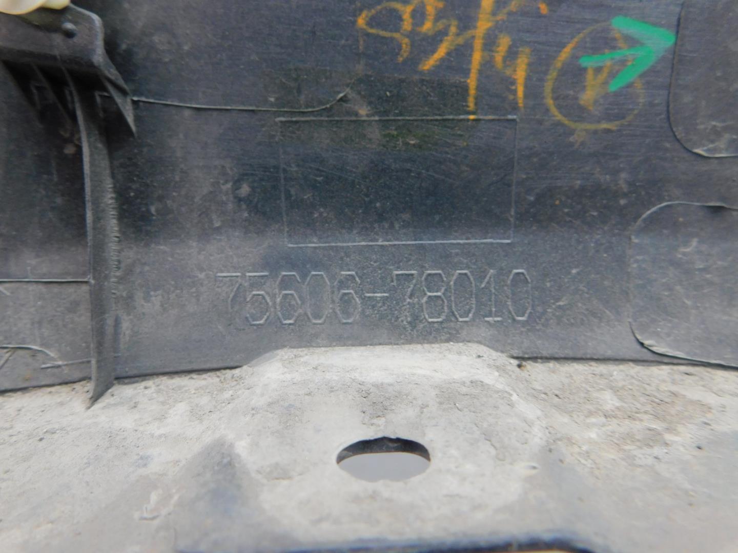 Накладка заднего крыла левого