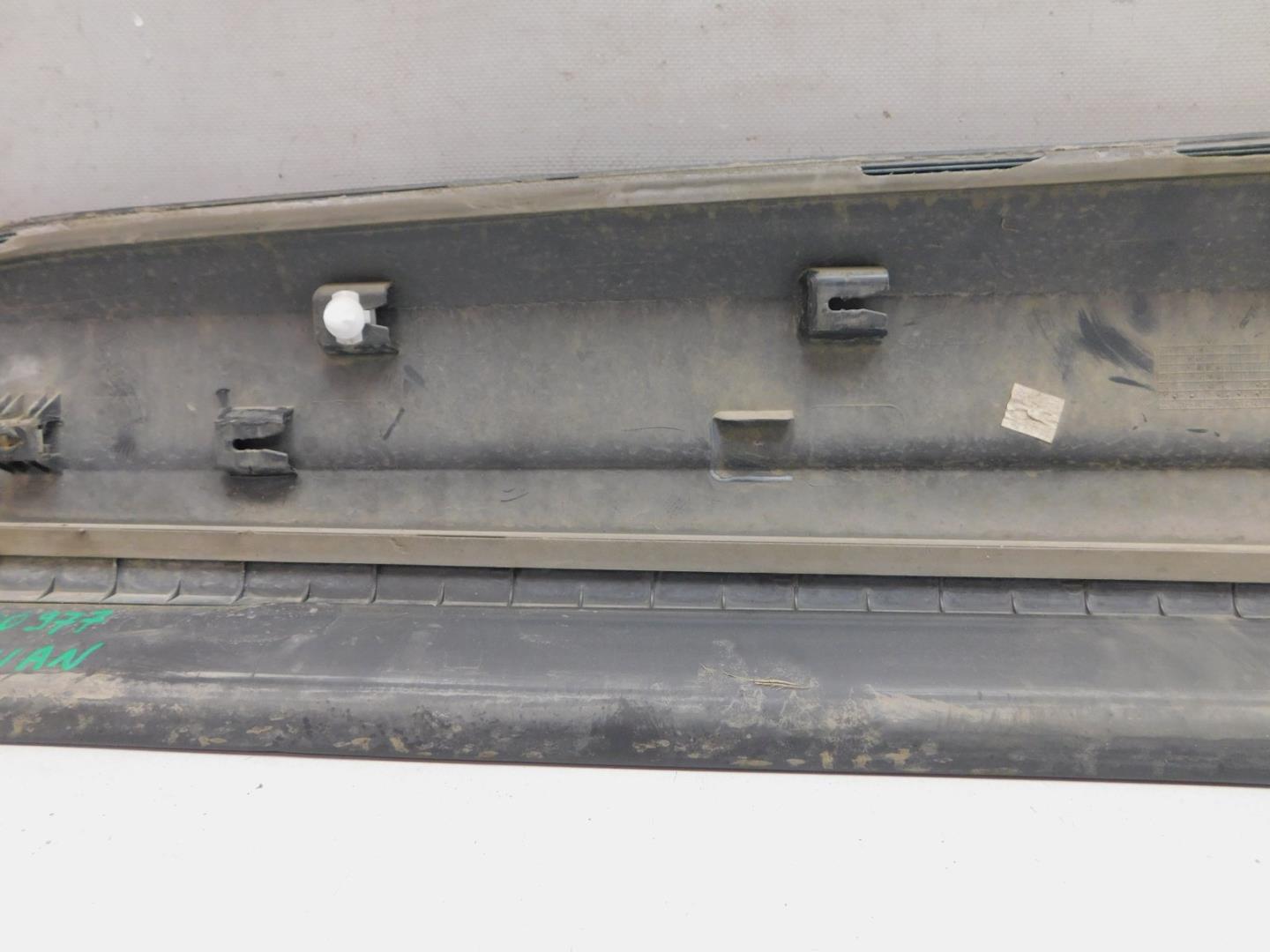 Накладка двери передней правой