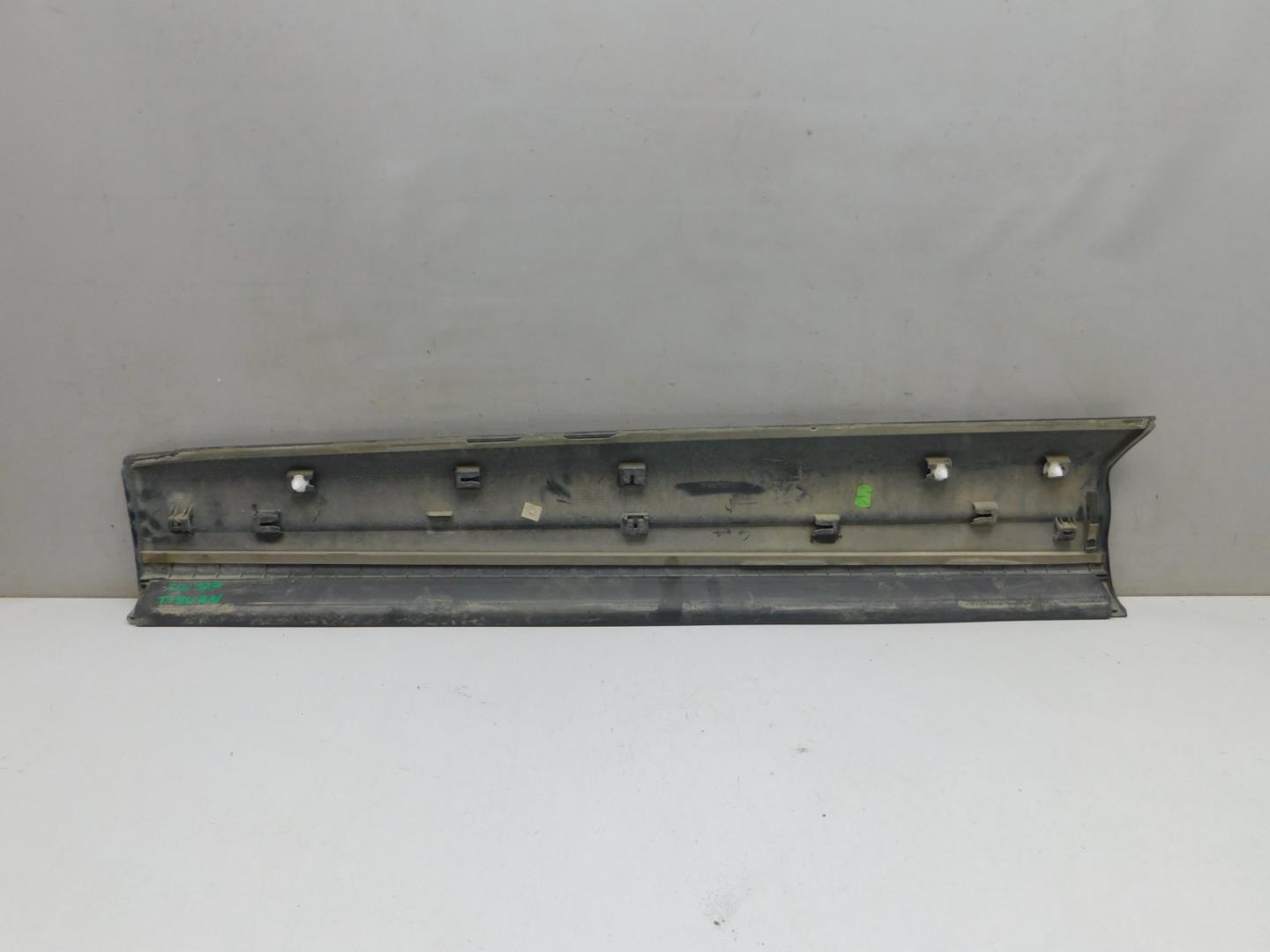 Накладка двери передней правой