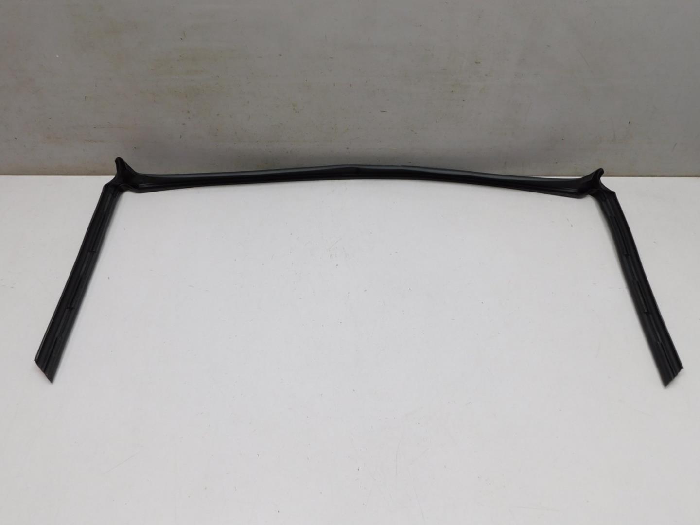 Уплотнитель капота