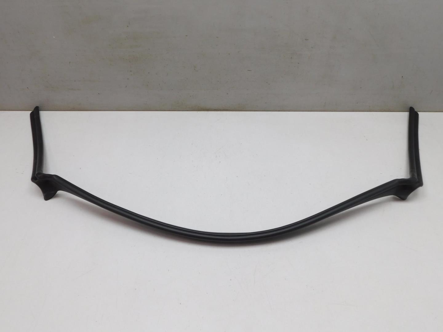 Уплотнитель капота