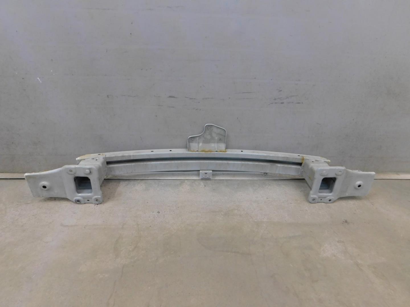 Усилитель переднего бампера