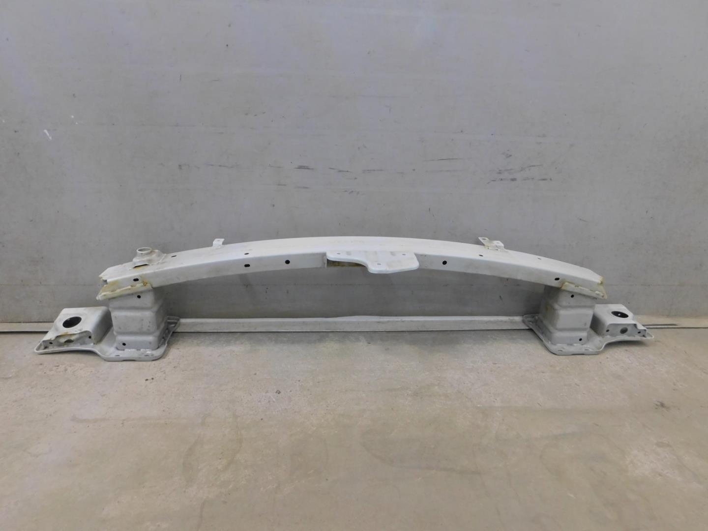 Усилитель переднего бампера