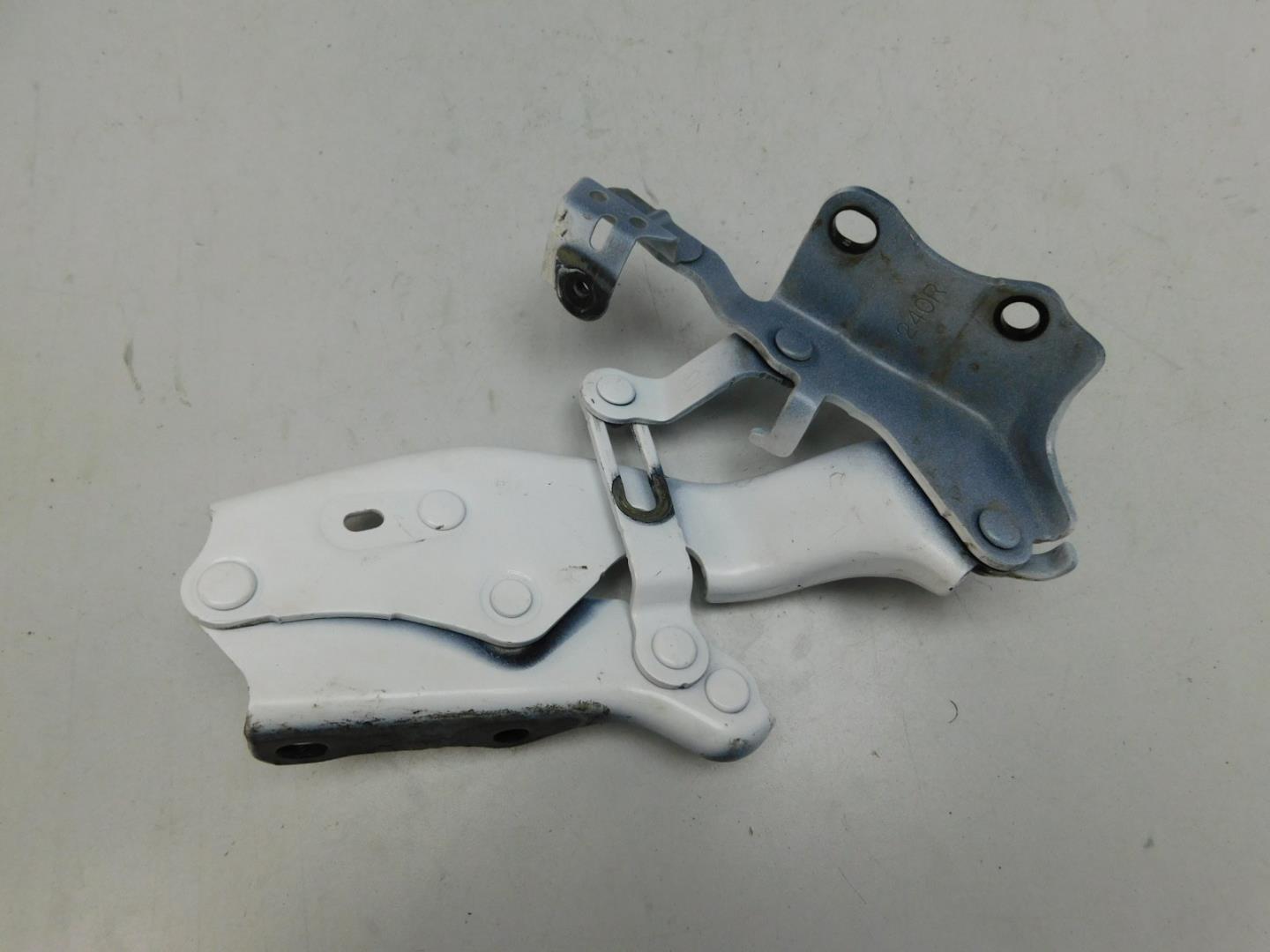 Петля капота правая