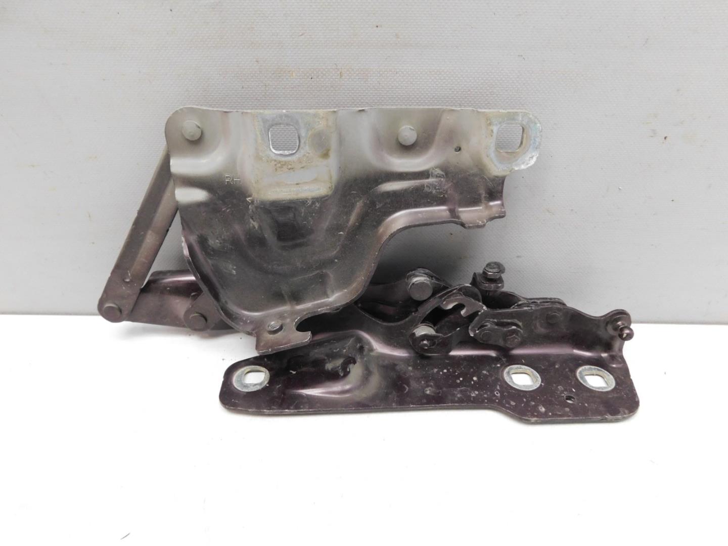 Петля капота правая