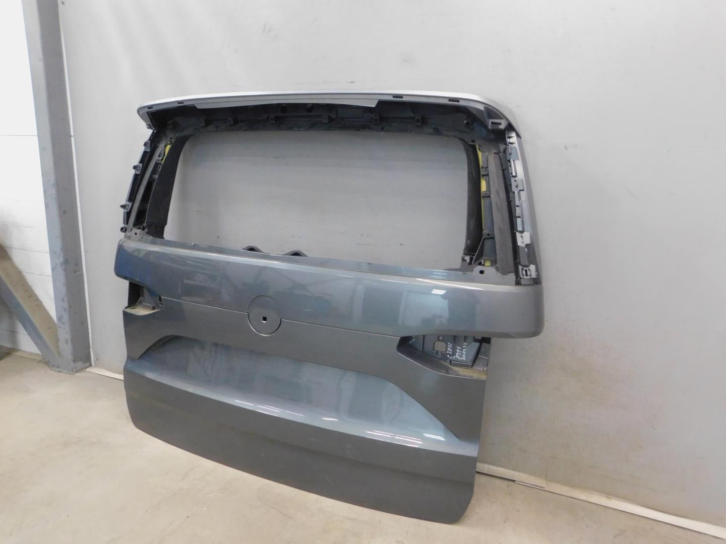 Дверь багажника