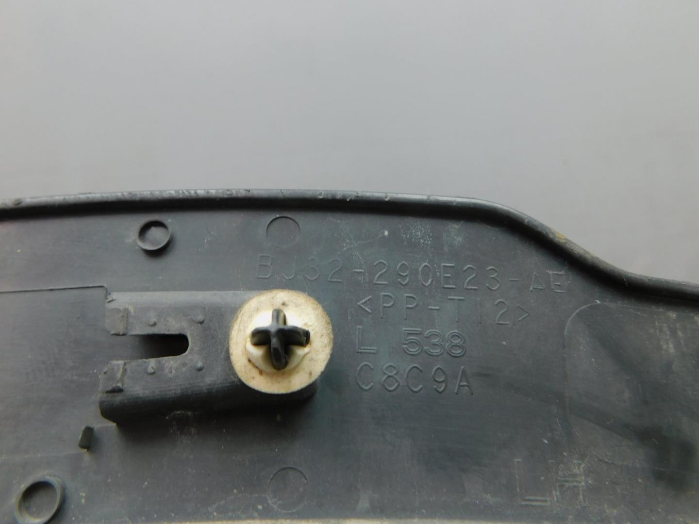 Накладка заднего крыла левого