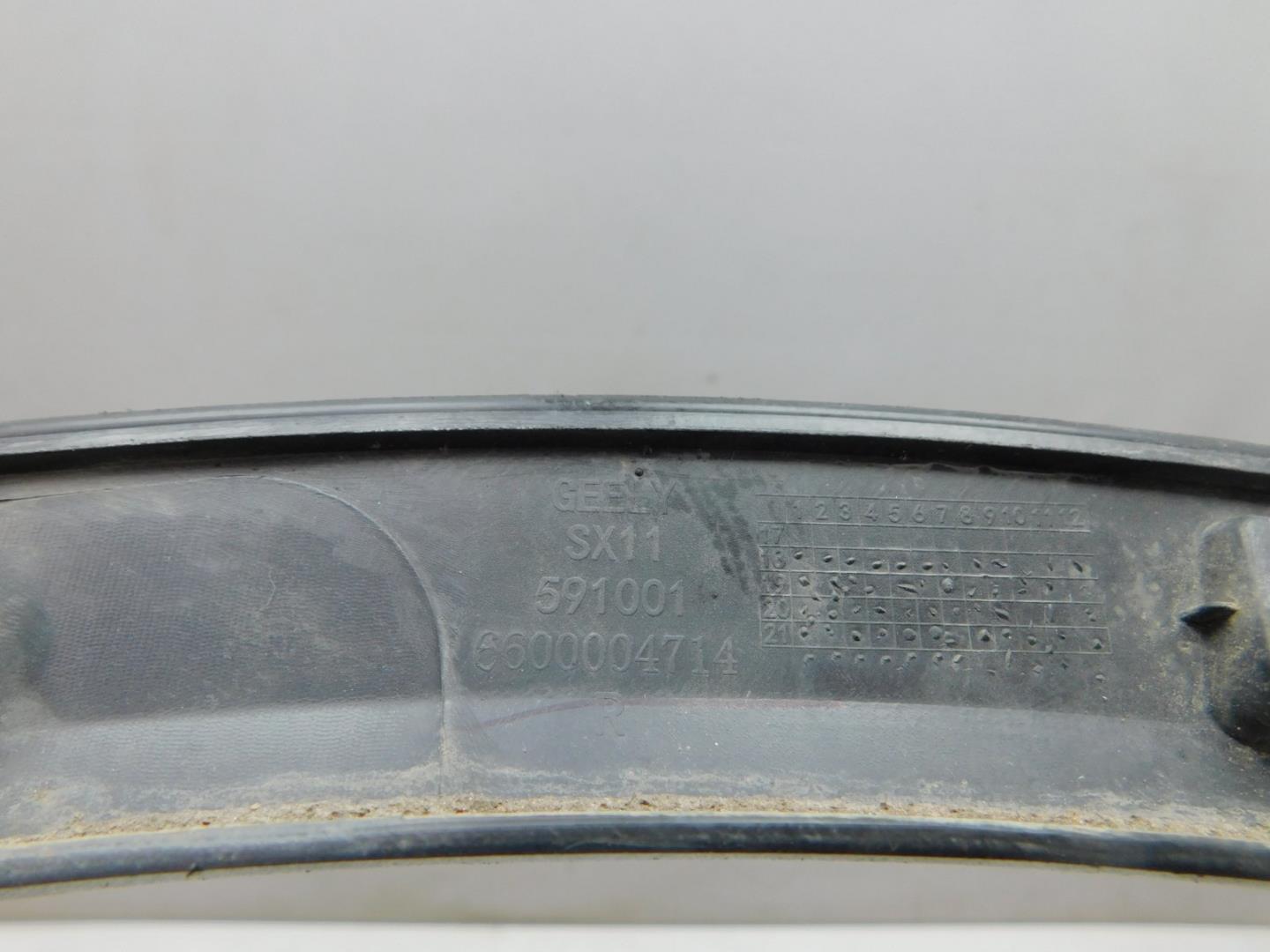 Накладка переднего крыла правого