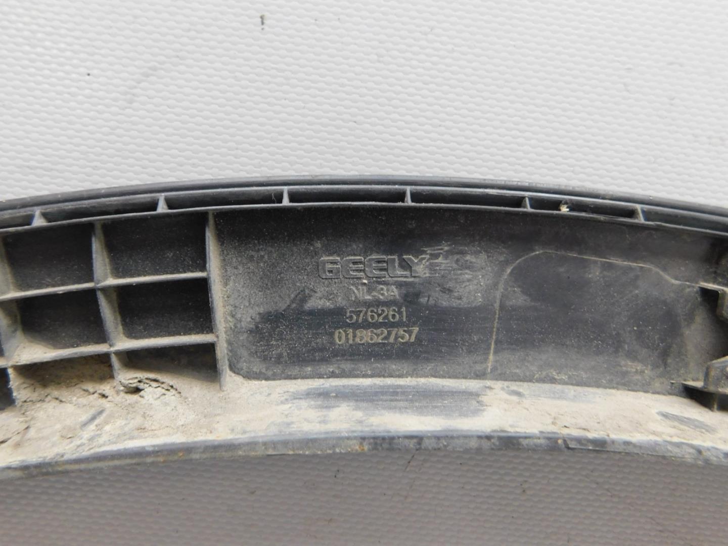 Накладка переднего крыла левого