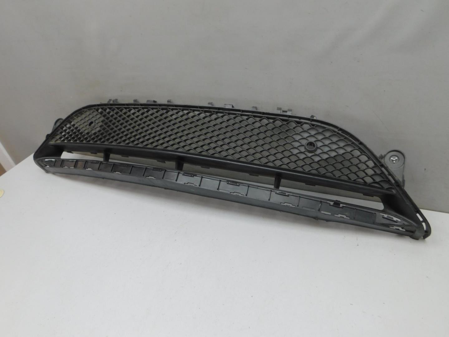 Решетка в бампер центральная