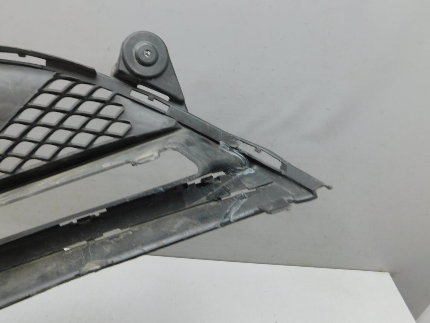 Решетка в бампер центральная