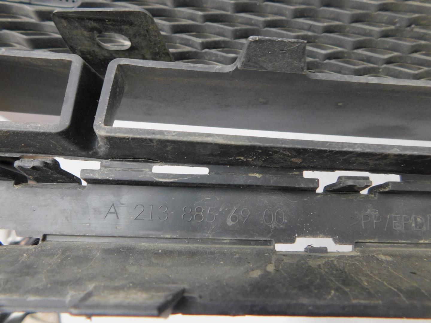 Решетка в бампер центральная