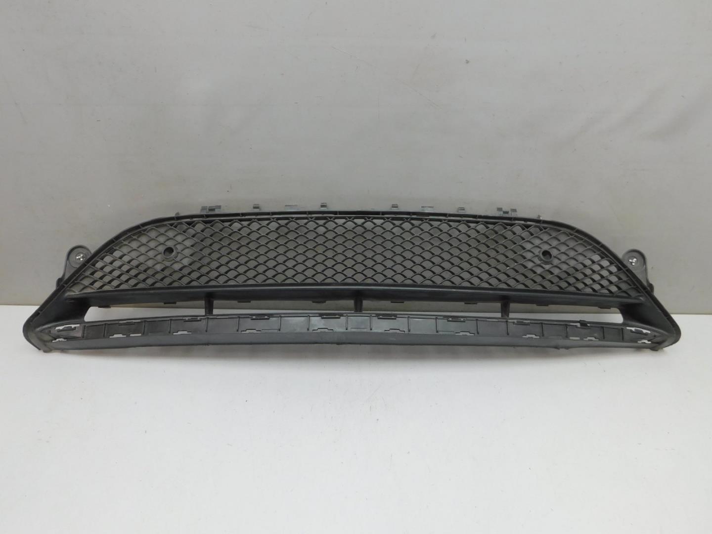 Решетка в бампер центральная