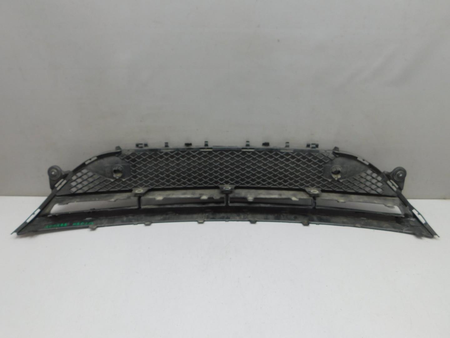 Решетка в бампер центральная